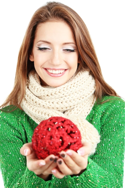 Kobieta trzyma haftowaną poduszkę